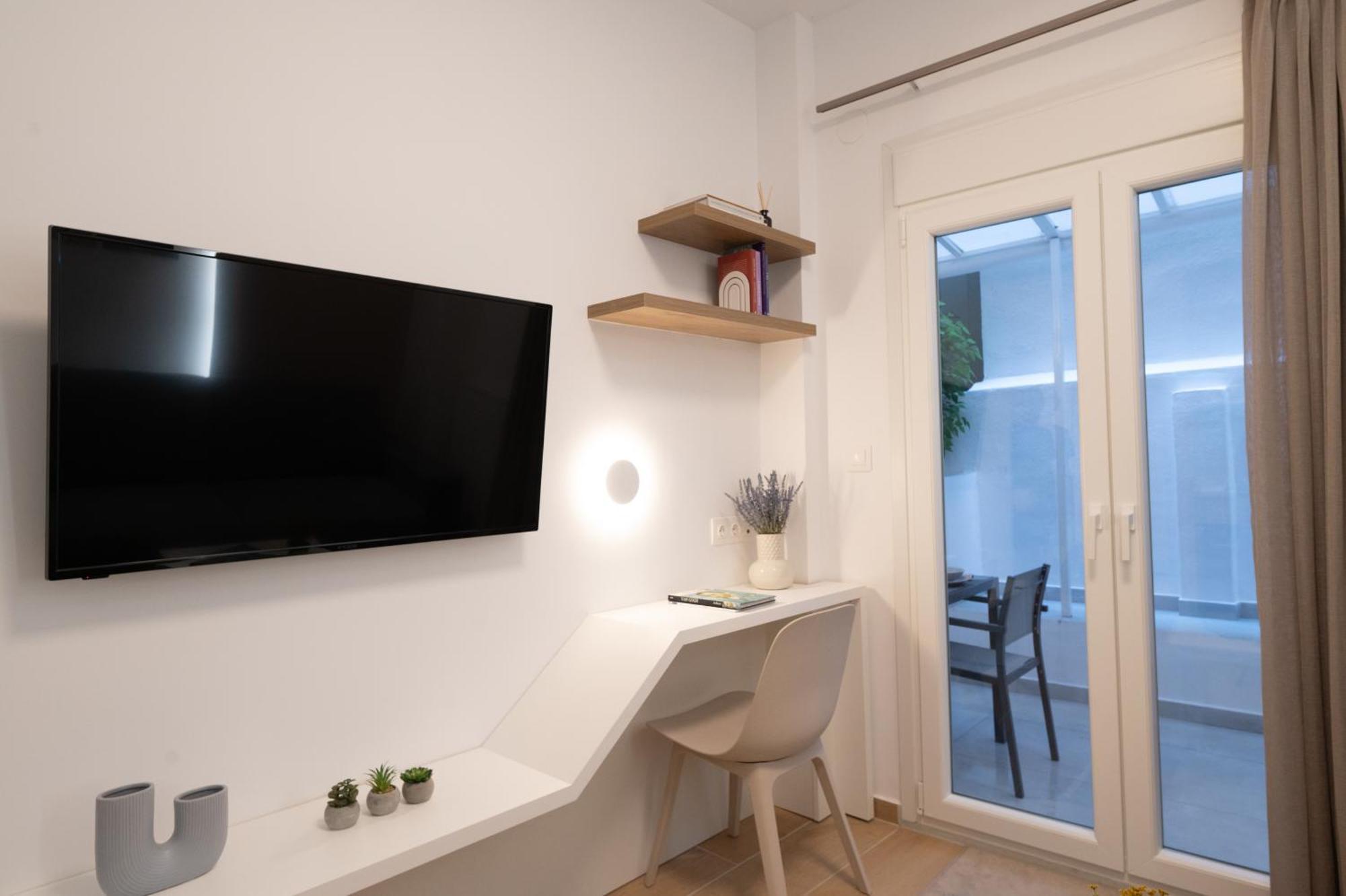 Honey Oak & Cream Patio By Nest Apartment Tesalonika Bagian luar foto
